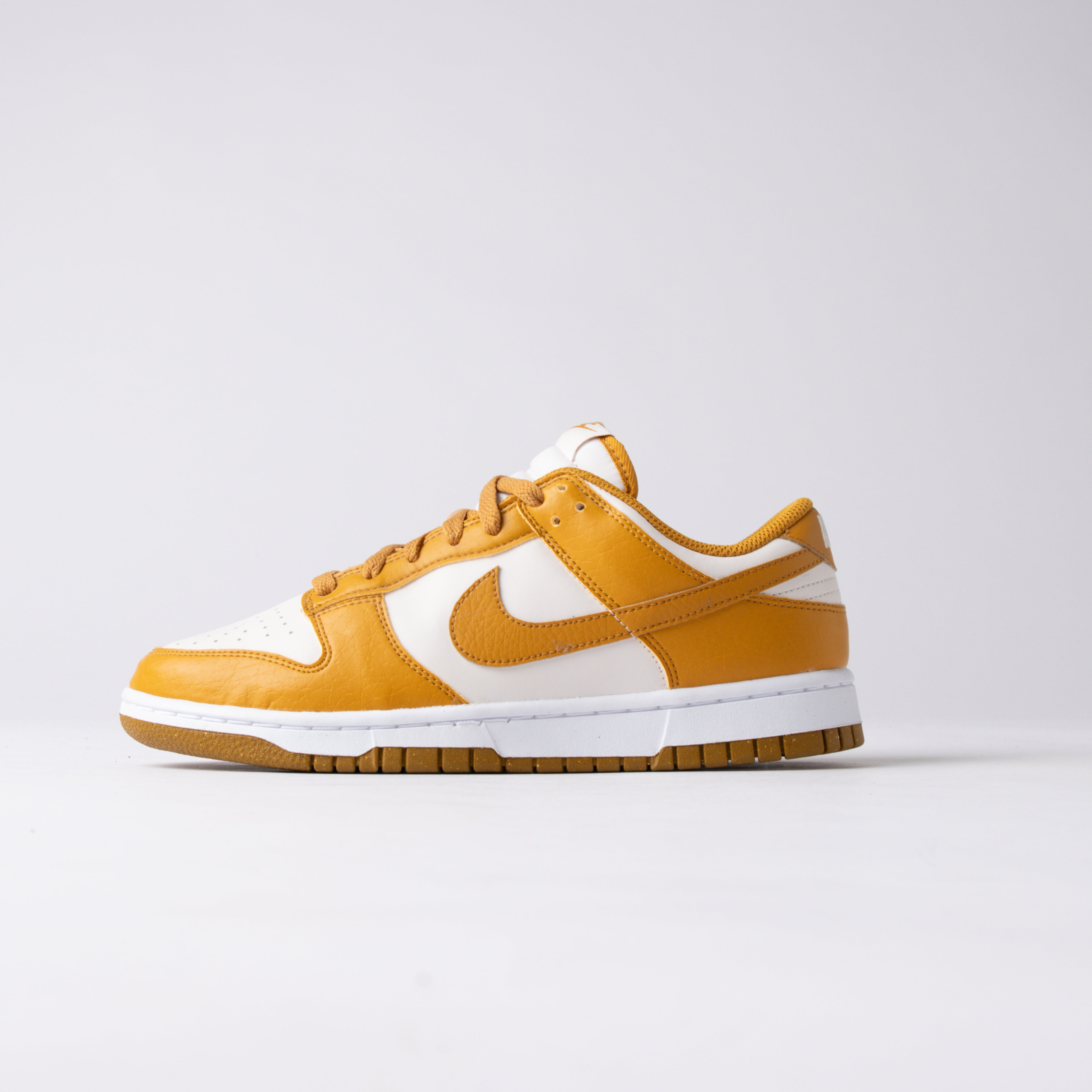 Nike Dunk Low Next Nature Phantom Gold Suede (Talla de mujer)
