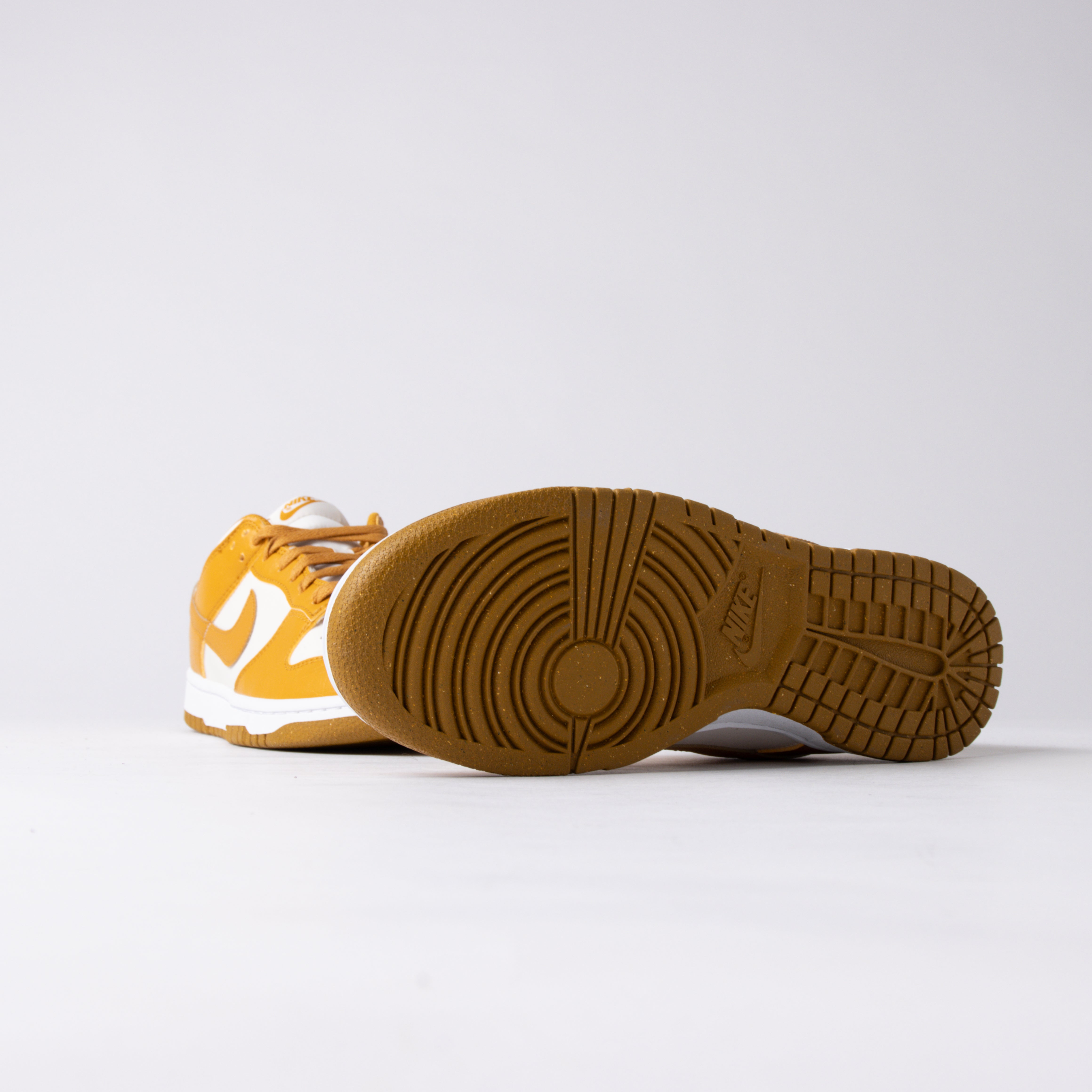 Nike Dunk Low Next Nature Phantom Gold Suede (Talla de mujer)