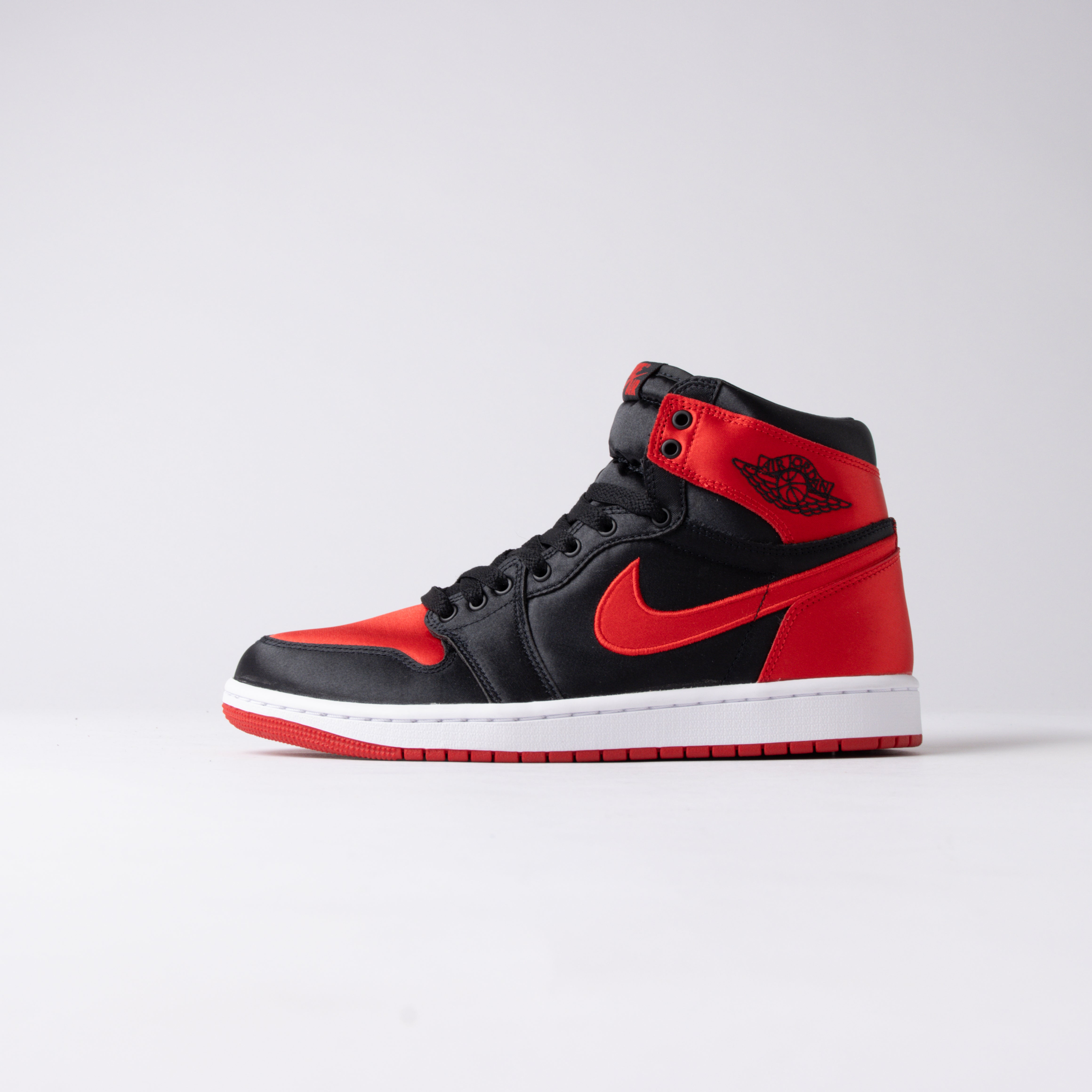 Air Jordan 1 Retro High OG Satin Bred (Talla de mujer)