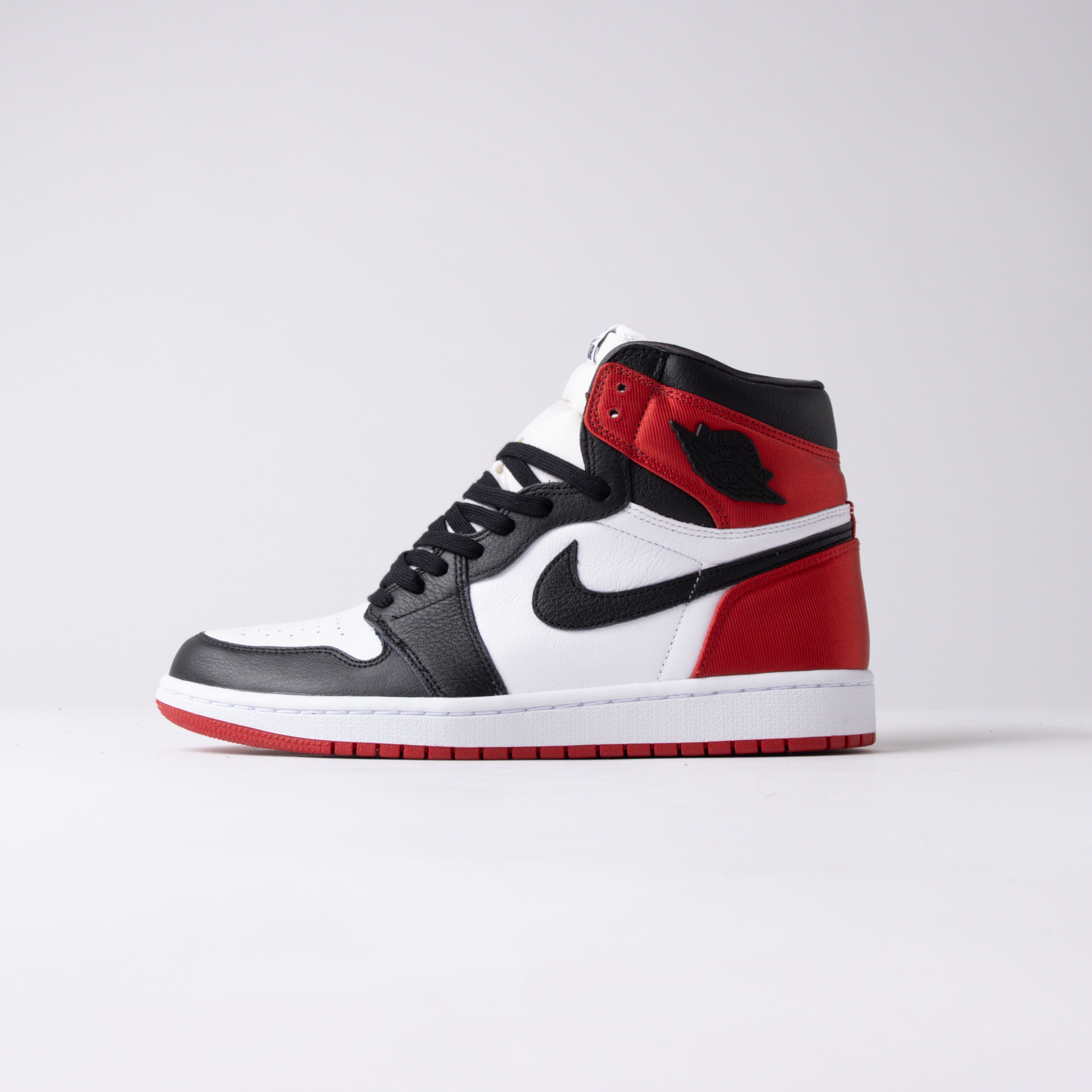 Air Jordan 1 Retro High Satin Black Toe (Talla de mujer)