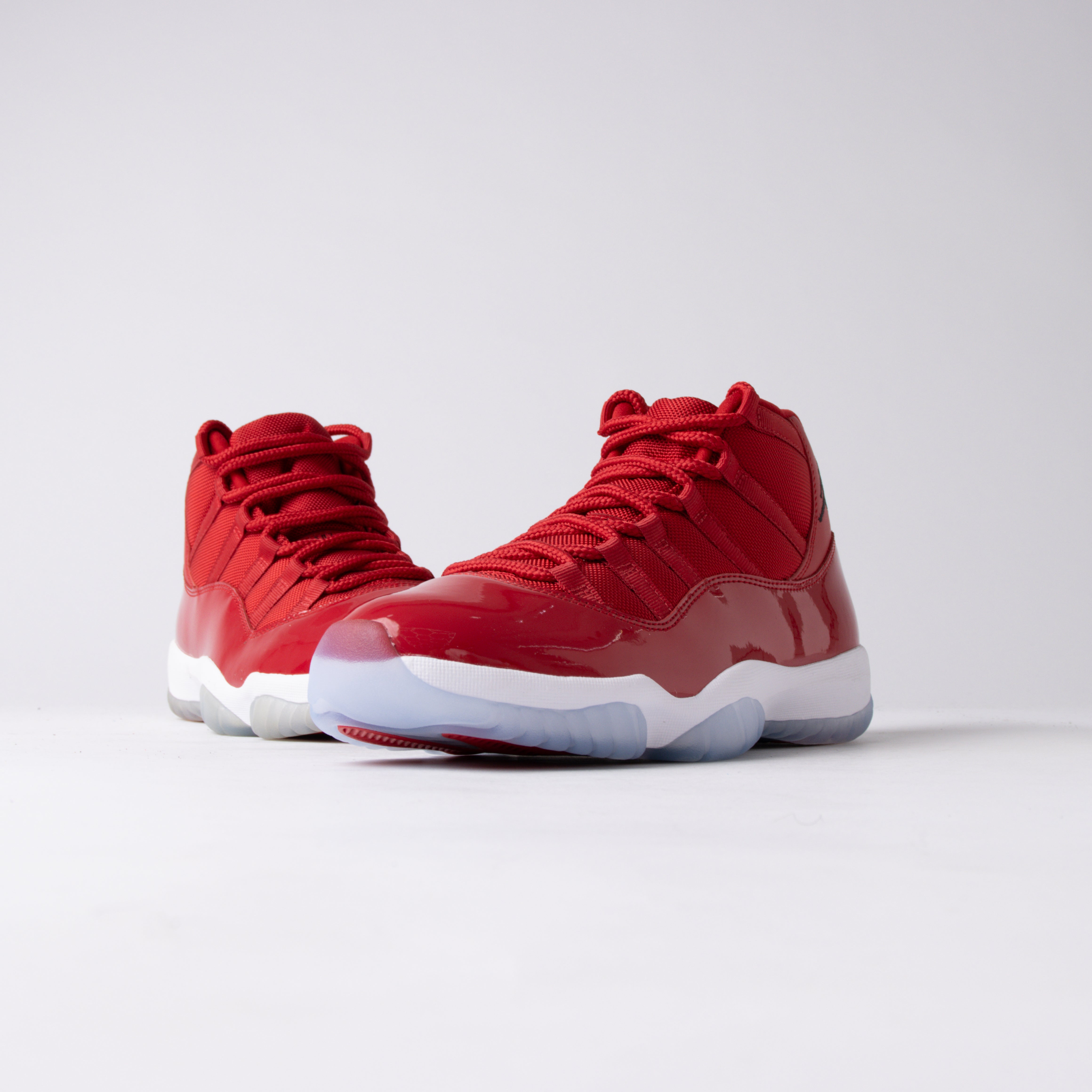 Air Jordan 11 Retro High Win Like '96 Red (Par de Exhibición)