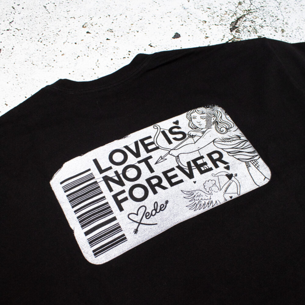 Camiseta Love Is Not Forever