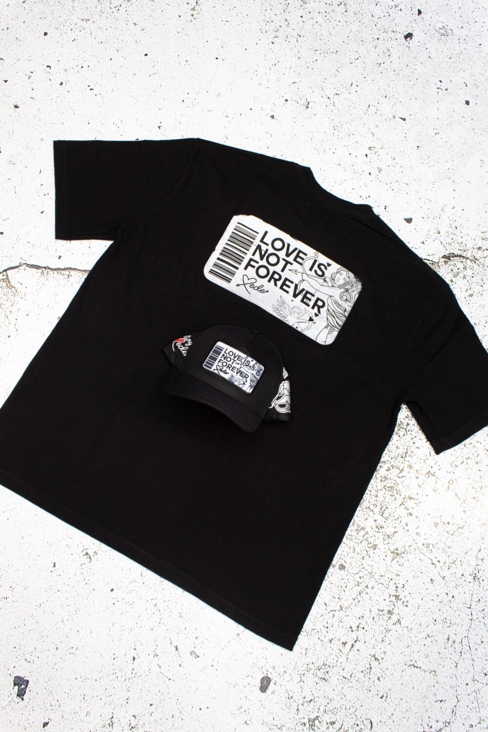 Camiseta Love Is Not Forever
