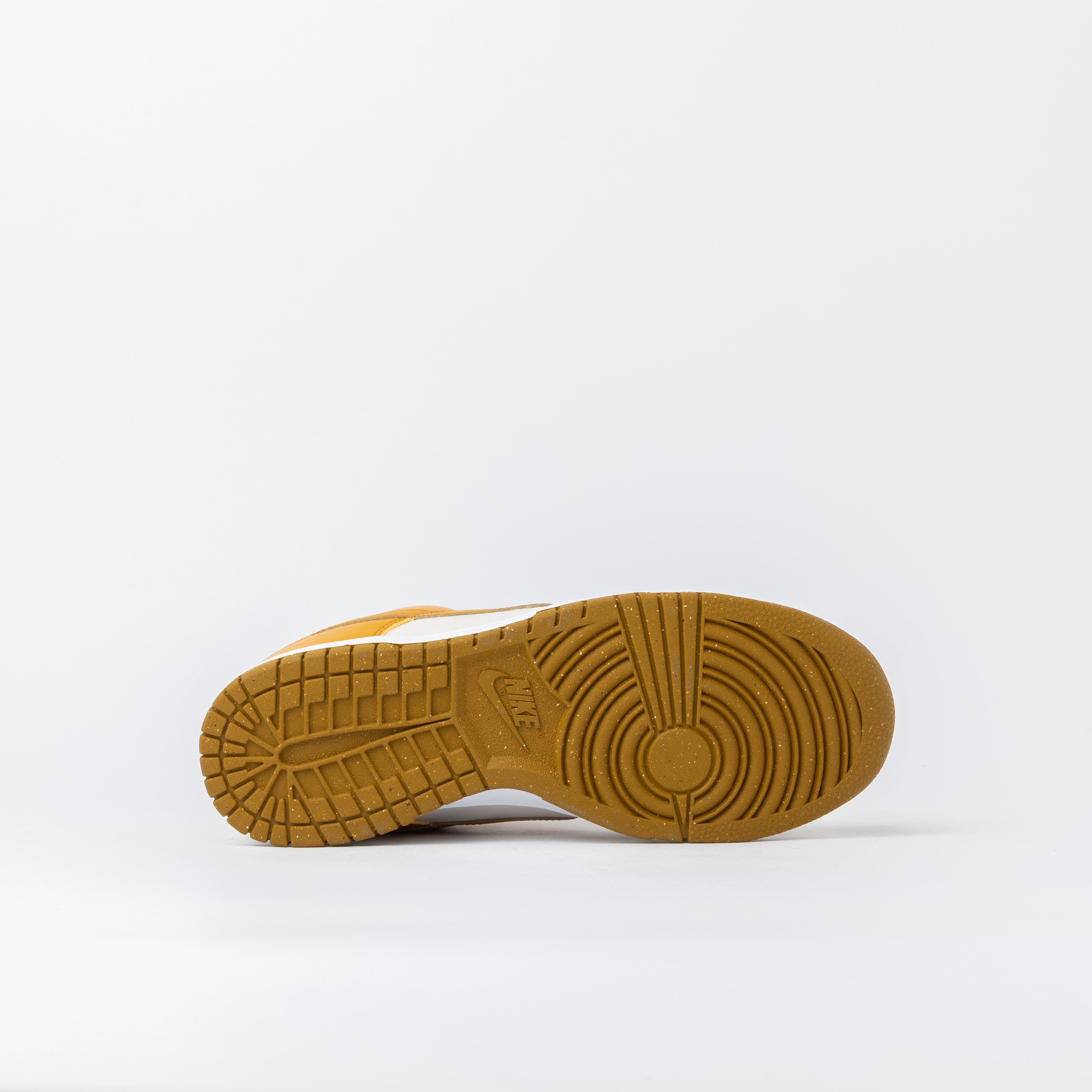 Nike Dunk Low Next Nature Phantom Gold Suede (Talla de mujer)